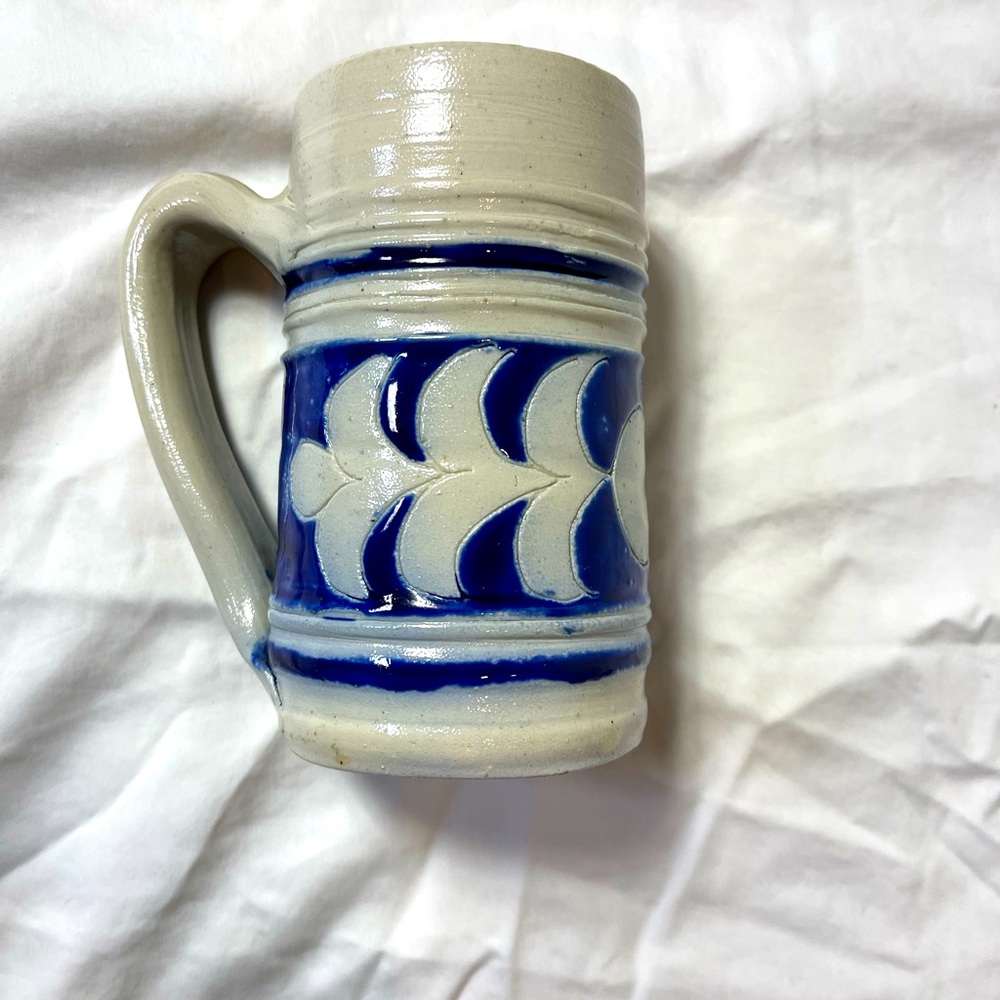 Williamsburg Pottery Souvenir Mug 5-3/4" Tall 13 oz  Dark Blue on Light Tan